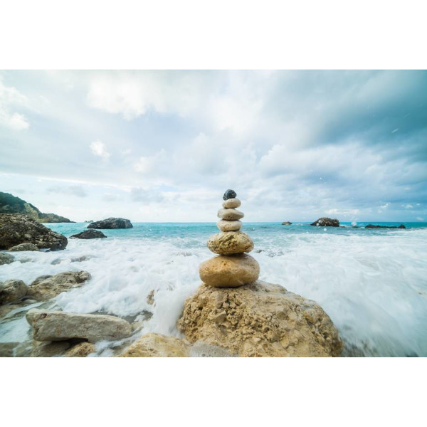 Harmonische Aufnahme vom Meer und ein Turm aus Steinen im Vordergrund